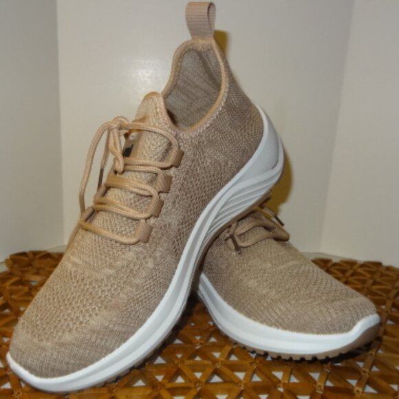 Women's Red Brand Casual Shoe, NWT - Picture 1 of 7